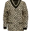 Dzianinowy sweter damski w serek z nowoczesnym wzorem w cętki i nakładanymi kieszeniami marki Jumitex.