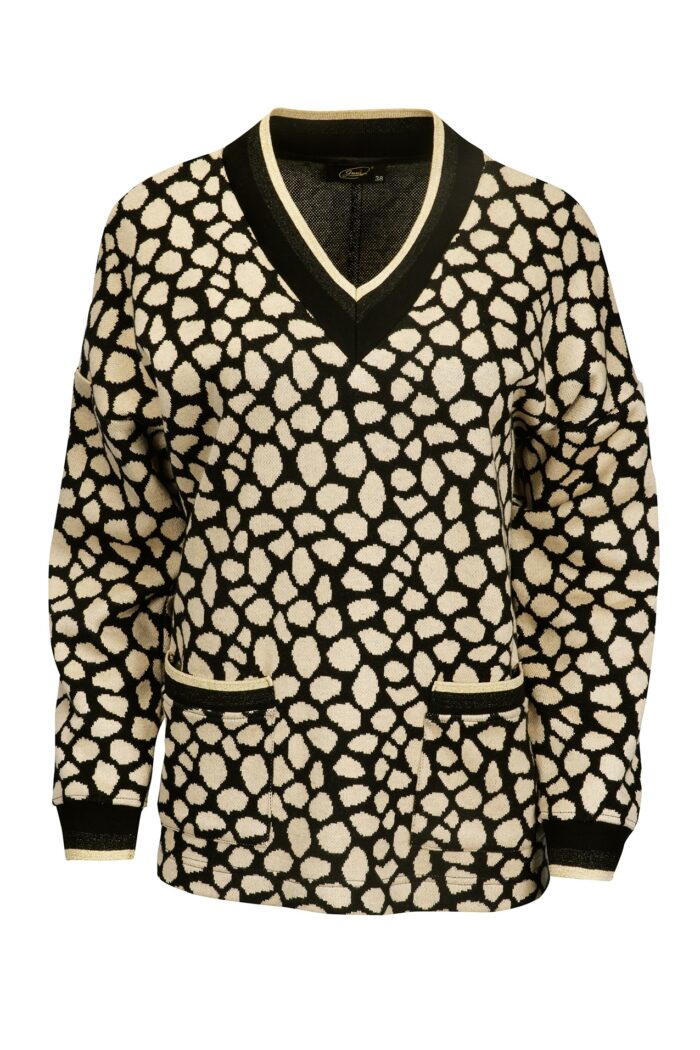 Dzianinowy sweter damski w serek z nowoczesnym wzorem w cętki i nakładanymi kieszeniami marki Jumitex.