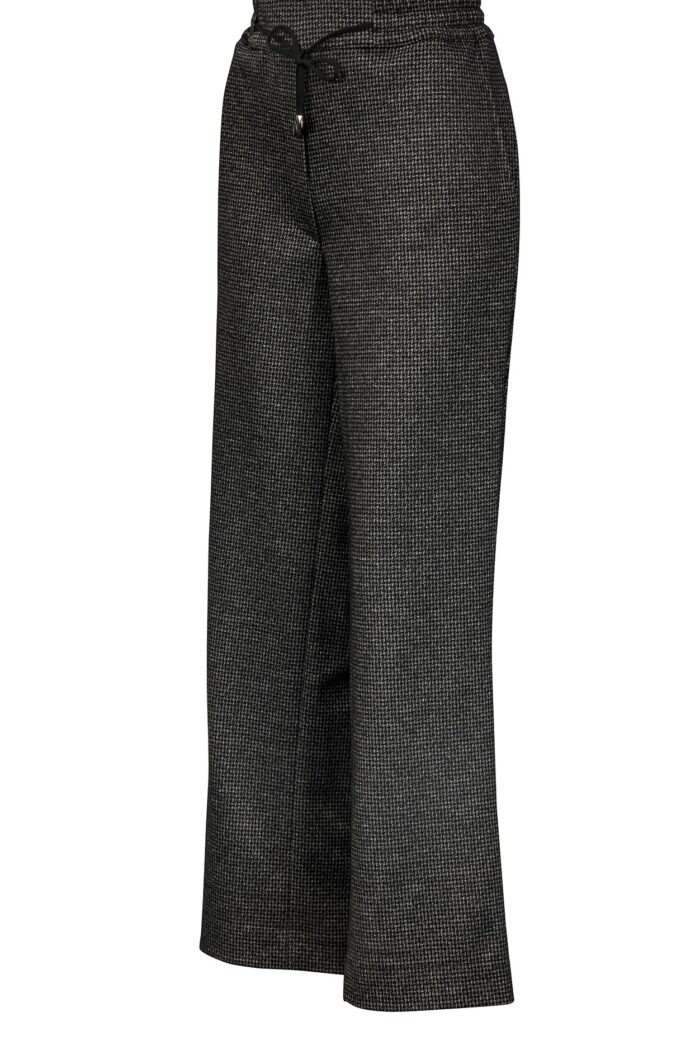 Szerokie spodnie z dzianiny w szaro-czarną pepitkę z elastyczną gumką w pasie i bocznymi kieszeniami.