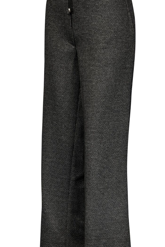 Szerokie spodnie z dzianiny w szaro-czarną pepitkę z elastyczną gumką w pasie i bocznymi kieszeniami.